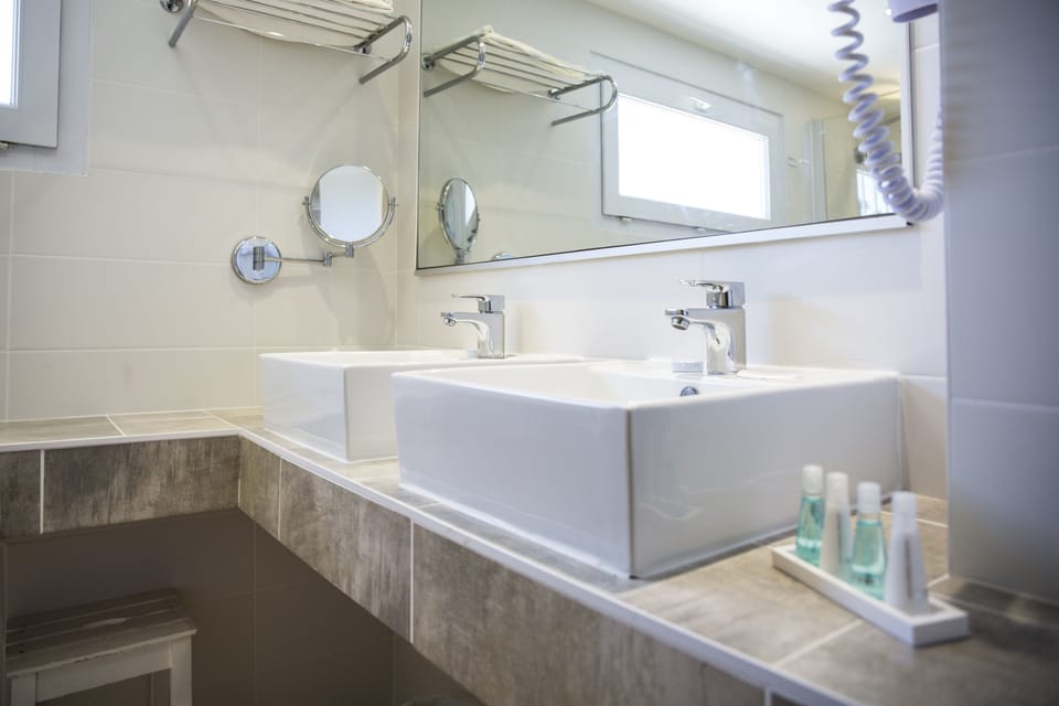Junior suite panoramic view | Minibar, in-room safe, free WiFi, bed sheets