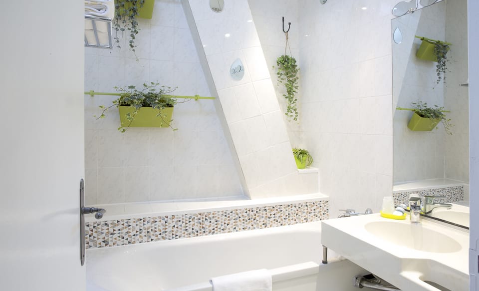 House / Double Room | In-room safe, desk, iron/ironing board (on request), WiFi (free)