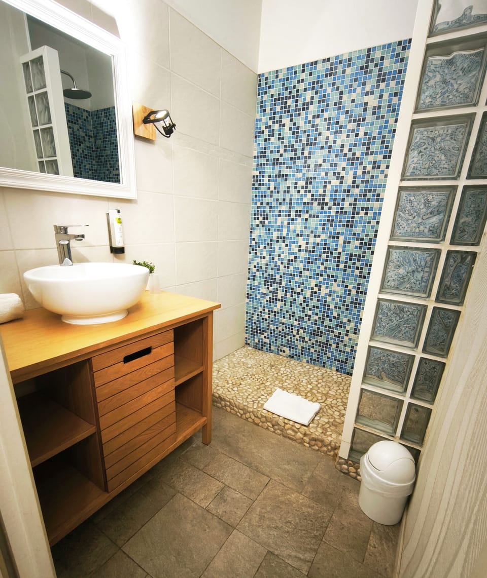 Superior Room, 1 Bedroom, Pool View (Maximum 4 personnes- 2adulte&2enfant) | Bathroom | Free toiletries, hair dryer, towels