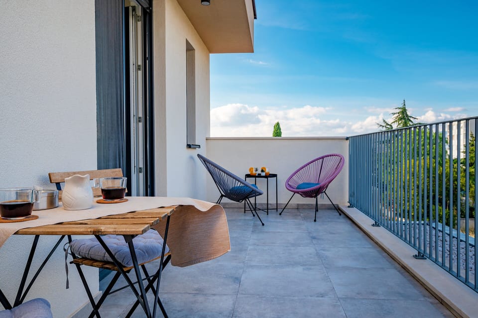 Deluxe Room, Hot Tub, City View | Terrace/patio