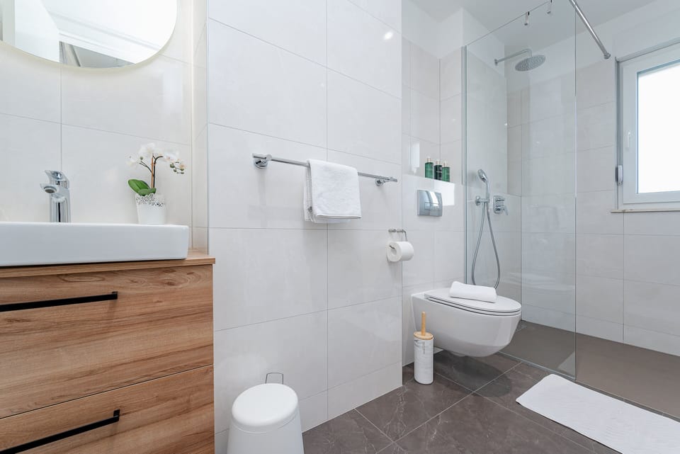Deluxe Room, Hot Tub, City View | Bathroom | Shower, rainfall showerhead, hair dryer, towels