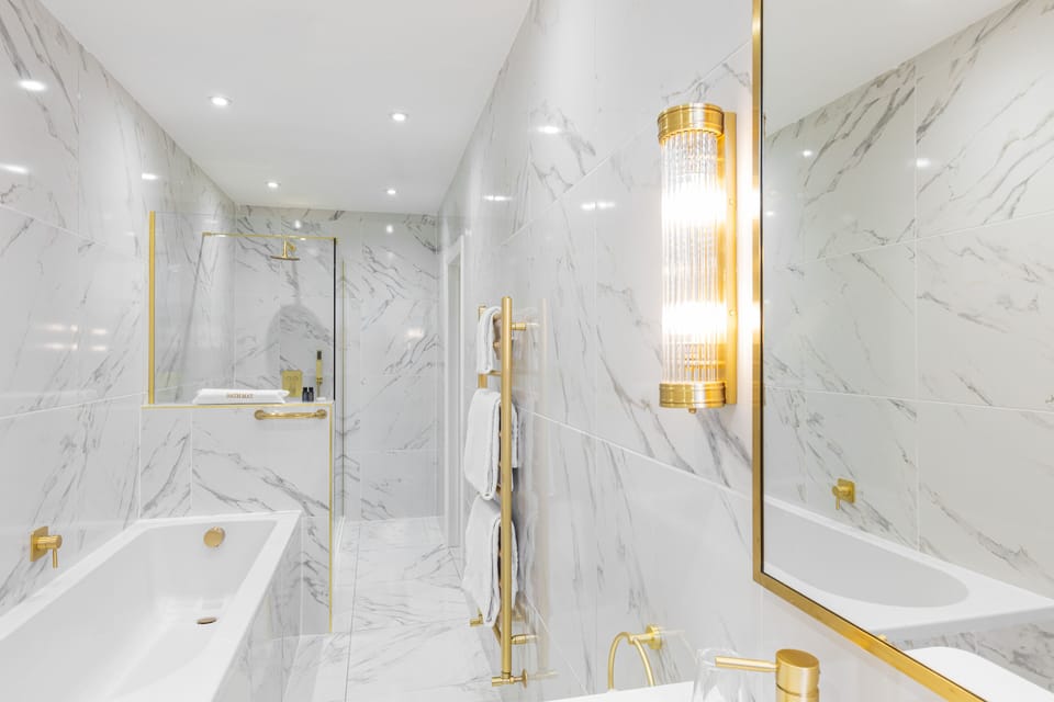 Deluxe Family Room | Bathroom | Combined shower/tub, free toiletries, hair dryer, towels