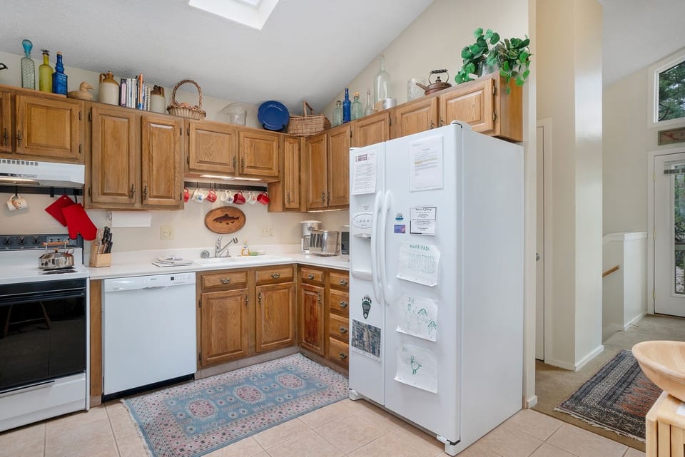 Townhome, 3 Bedrooms | Private kitchen | Coffee/tea maker, fridge, microwave, oven