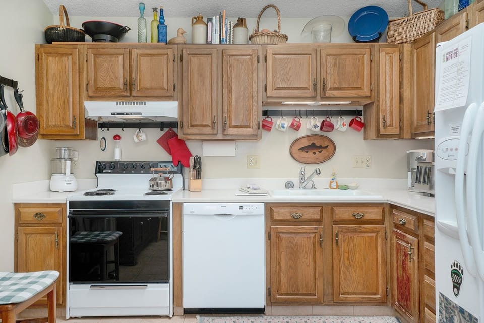 Townhome, 3 Bedrooms | Private kitchen | Coffee/tea maker, fridge, microwave, oven