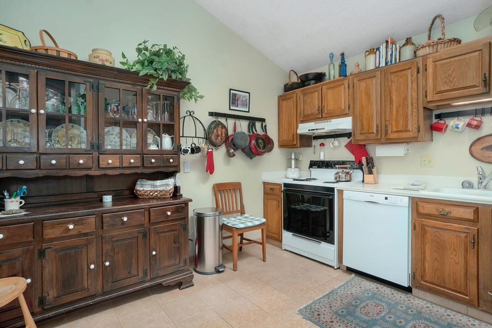 Townhome, 3 Bedrooms | Private kitchen | Coffee/tea maker, fridge, microwave, oven