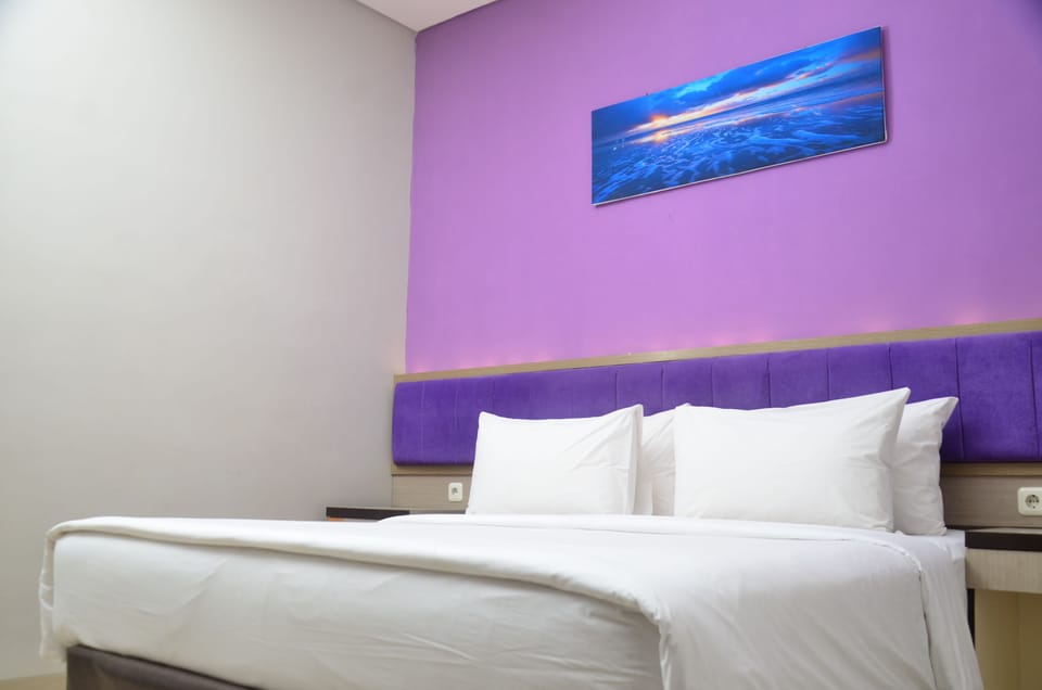 Desk, rollaway beds (surcharge)
