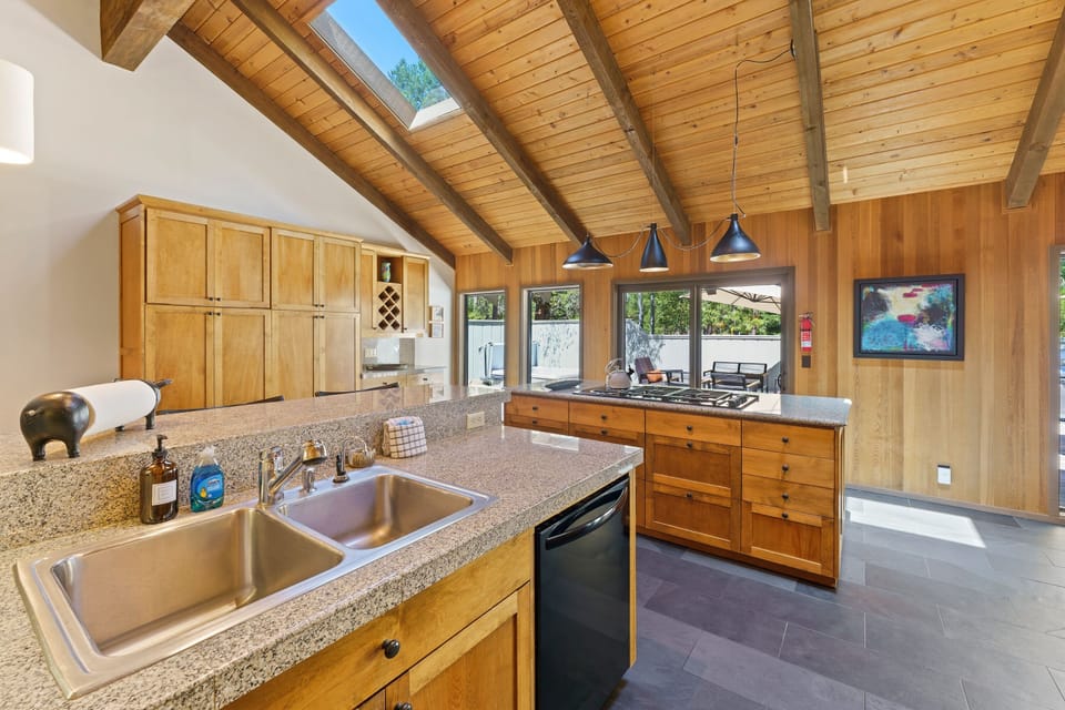 House, 3 Bedrooms | Private kitchen | Fridge, microwave, oven, stovetop
