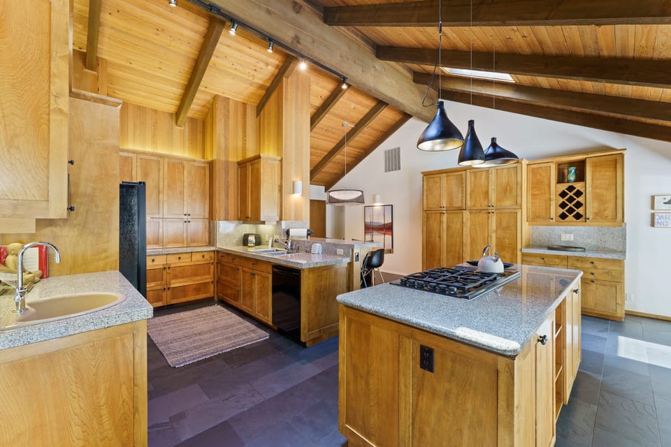 House, 3 Bedrooms | Private kitchen | Fridge, microwave, oven, stovetop