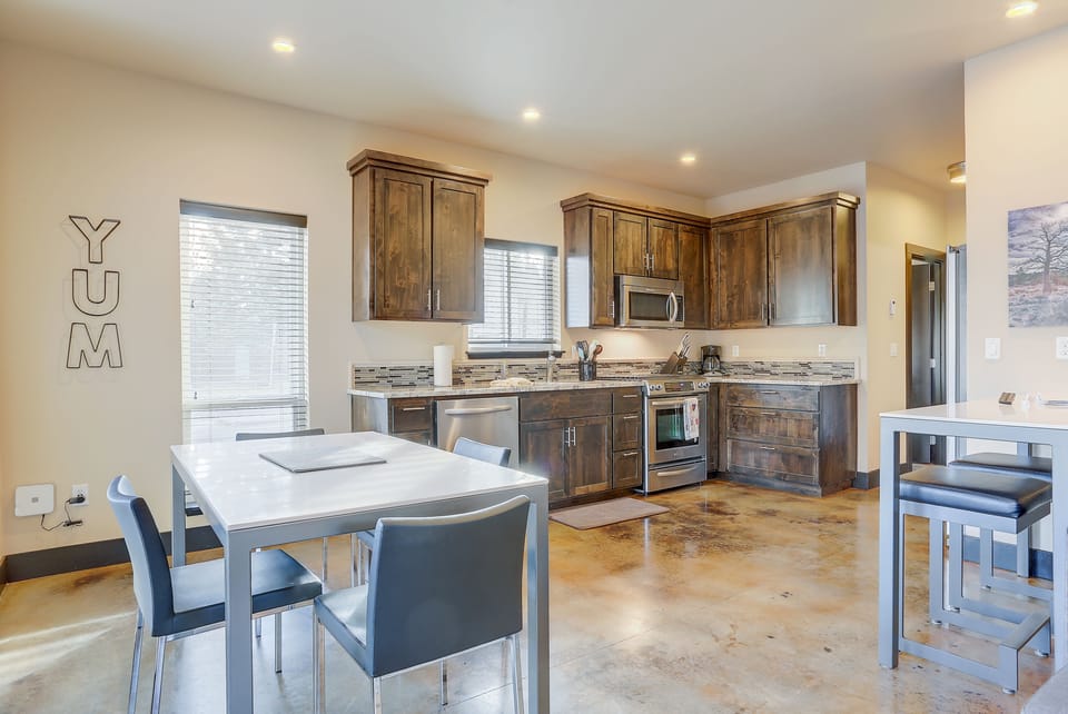 House, 2 Bedrooms | Private kitchen | Fridge, microwave, oven, stovetop