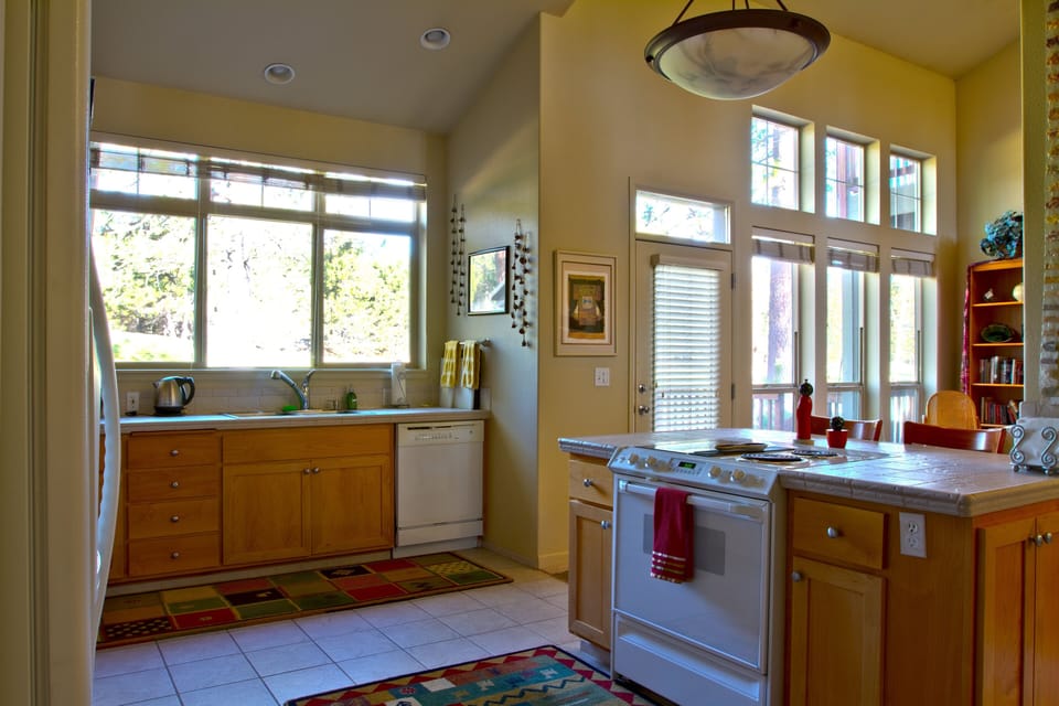 Condo, 3 Bedrooms | Private kitchen | Fridge, oven, coffee/tea maker, toaster