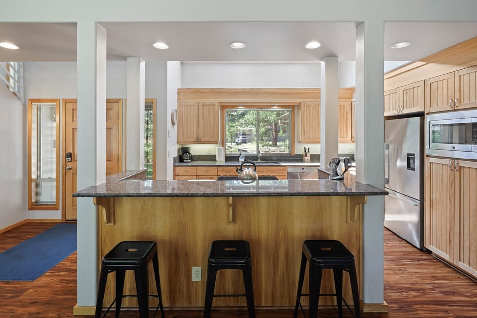 House, 5 Bedrooms | Private kitchen | Fridge, microwave, oven, stovetop