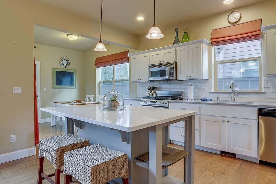 House, 3 Bedrooms | Private kitchen | Fridge, microwave, oven, stovetop