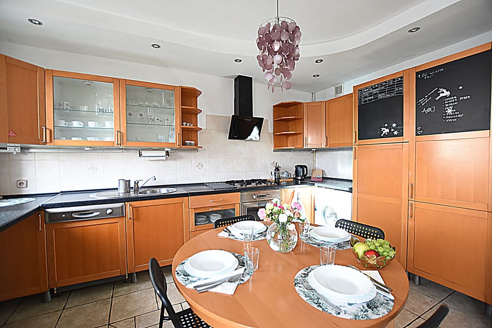 Full-size fridge, microwave, oven, stovetop