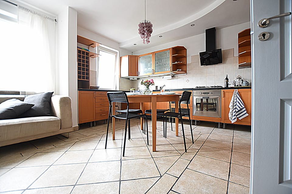 Full-size fridge, microwave, oven, stovetop