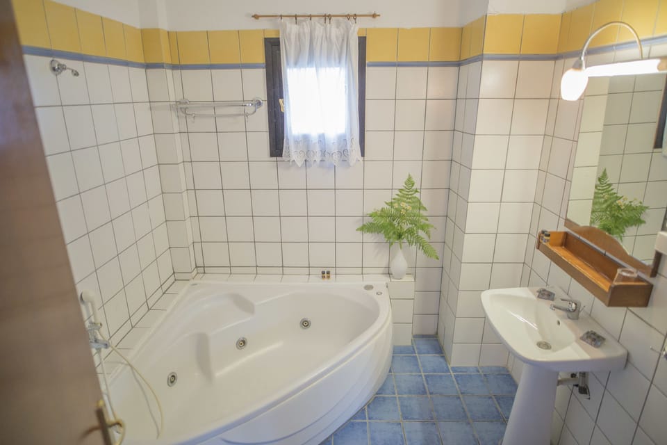 Apartment, 1 Bedroom, Sea View | Bathroom | Combined shower/tub, hair dryer, towels, soap