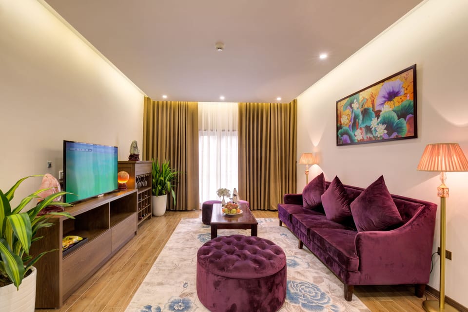 Executive Suite, Mountain View | Living room | LCD TV