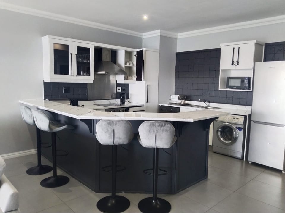 Apartment 504 | Private kitchen | Fridge, microwave, oven, stovetop
