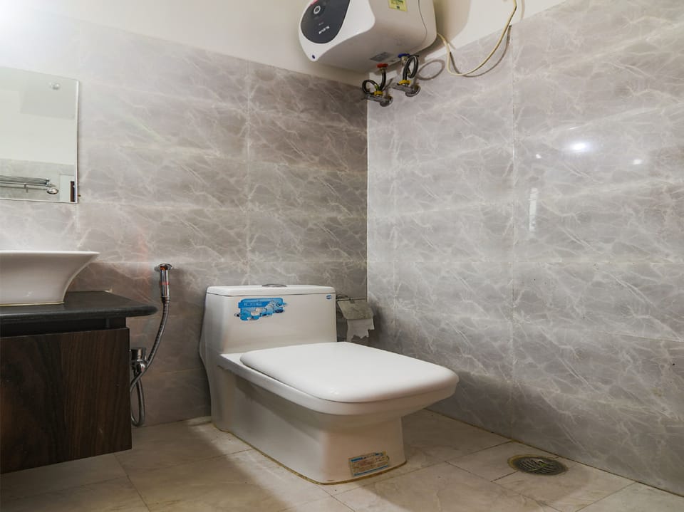 Deluxe Double Room, 1 King Bed | Bathroom | Shower, rainfall showerhead, free toiletries, towels