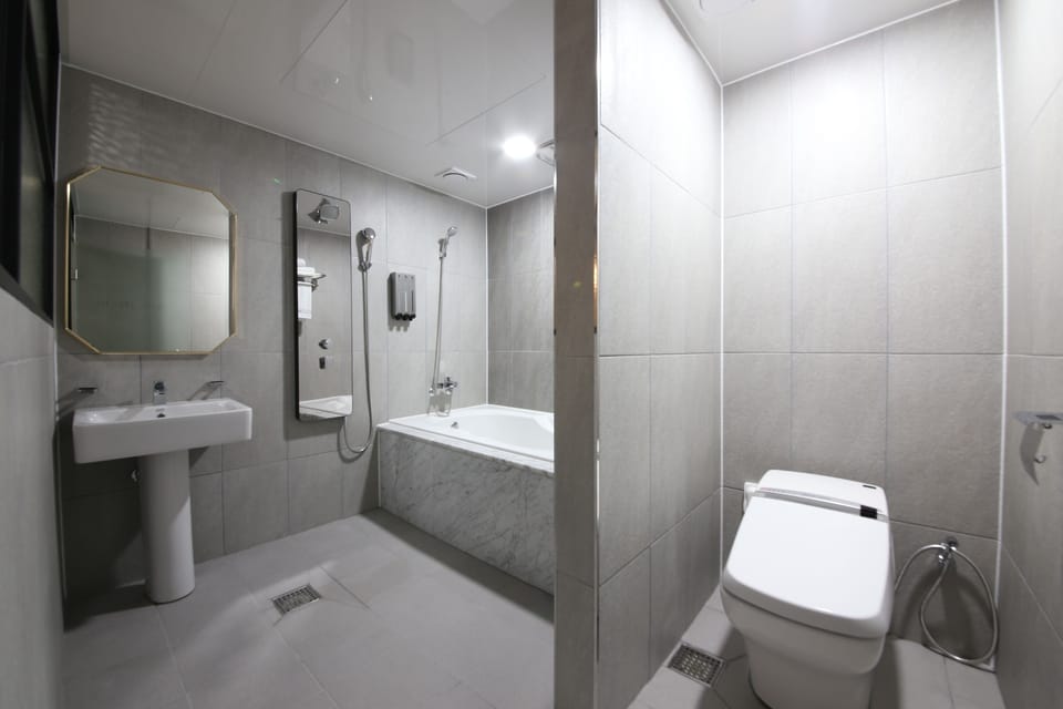 Business Twin Room | Bathroom | Shower, free toiletries, hair dryer, slippers