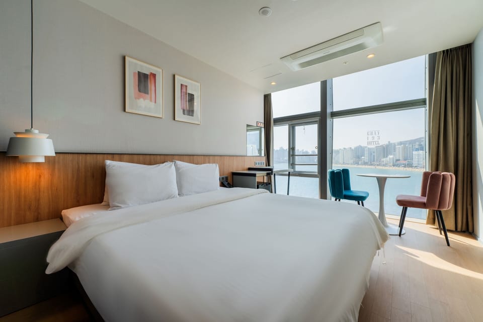Ocean Deluxe Double(Ocean View) | Individually decorated, individually furnished, desk, laptop workspace