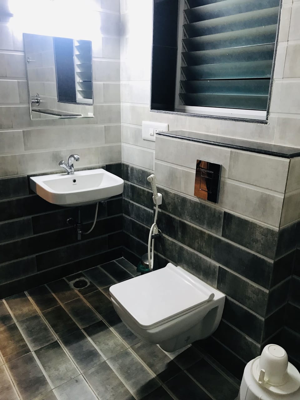 Shower, free toiletries, towels