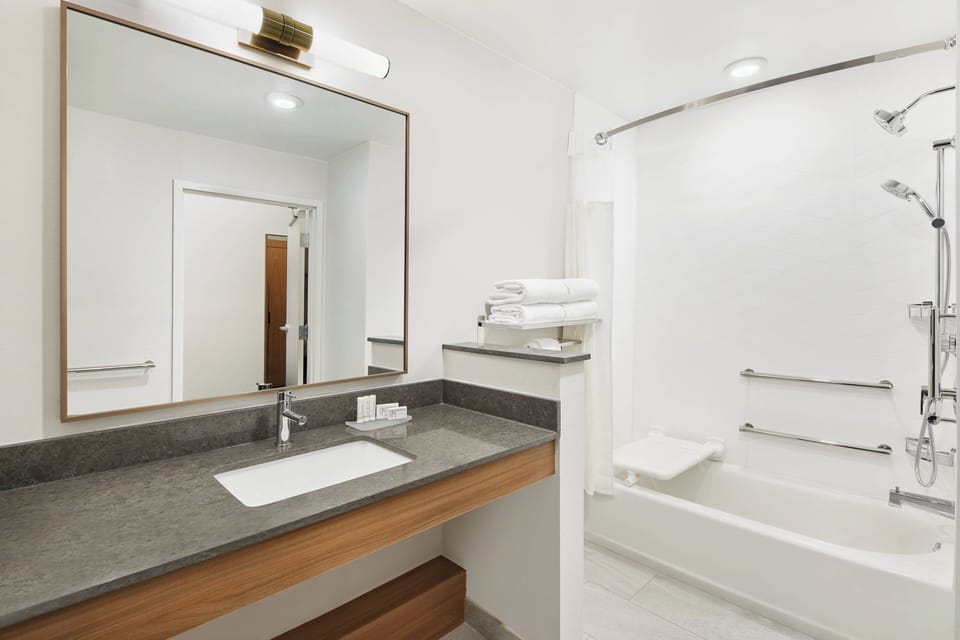 Combined shower/tub, towels