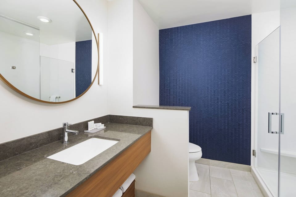 Combined shower/tub, towels