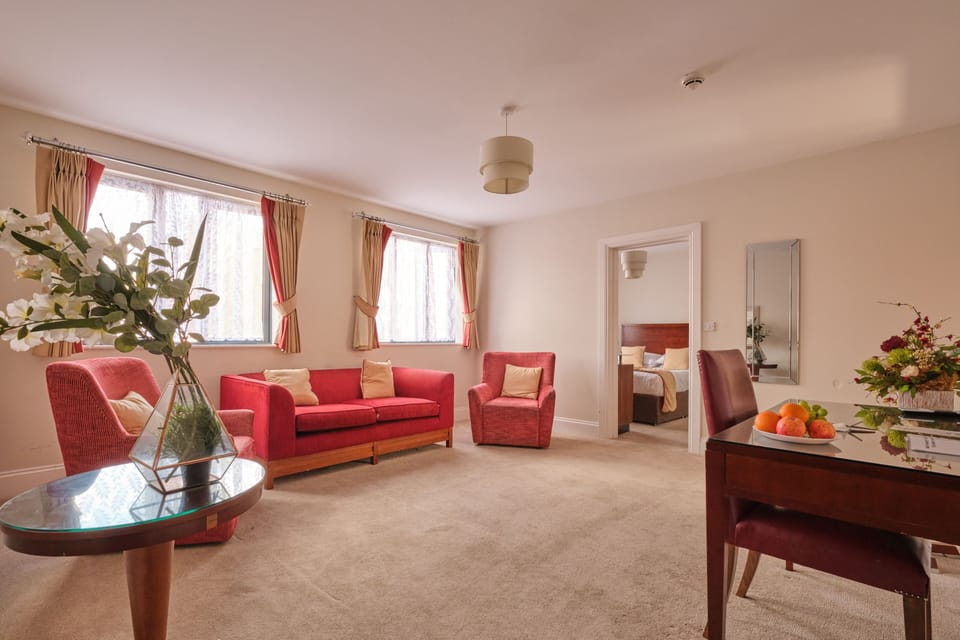 Deluxe Studio Suite | Living area | 32-inch Smart TV with premium channels, TV