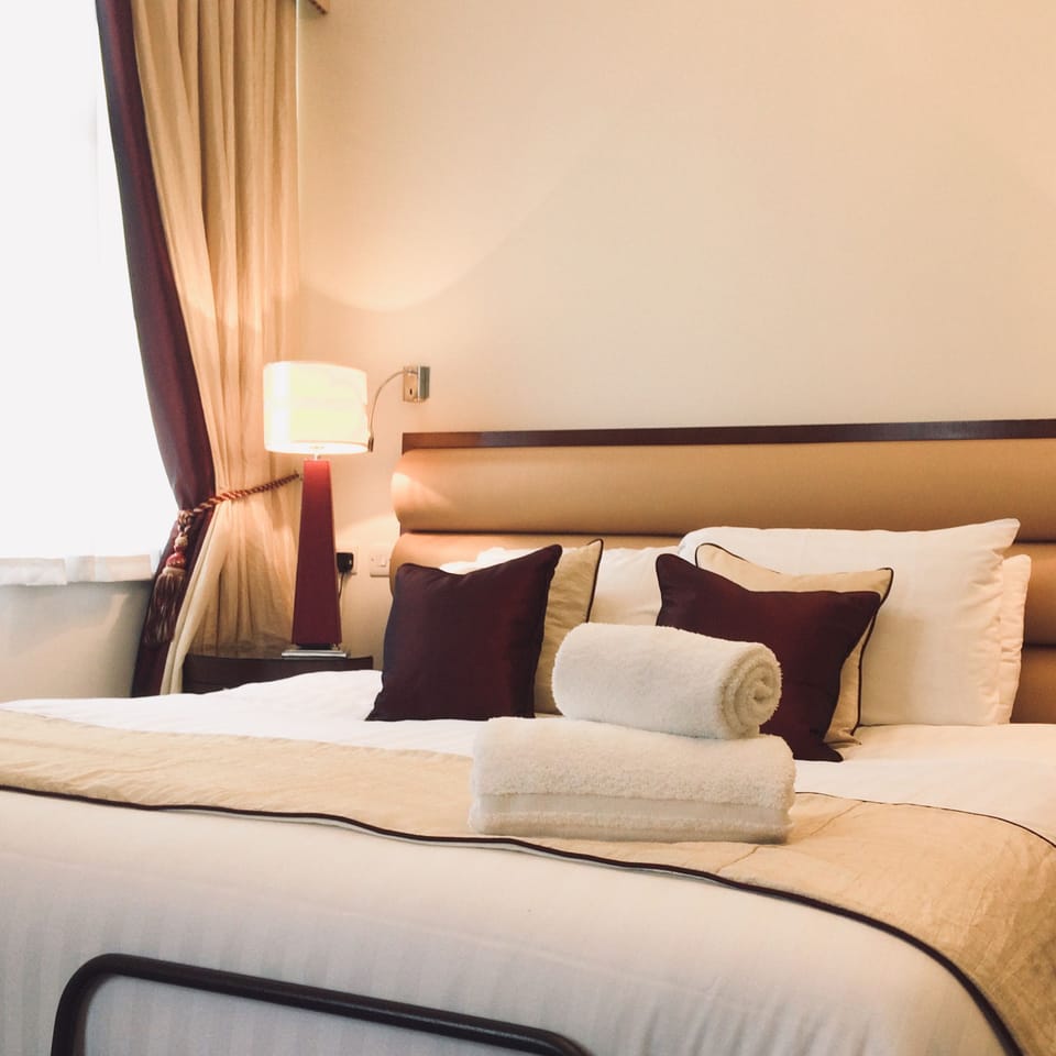 Super King | Desk, soundproofing, WiFi (free), bed sheets