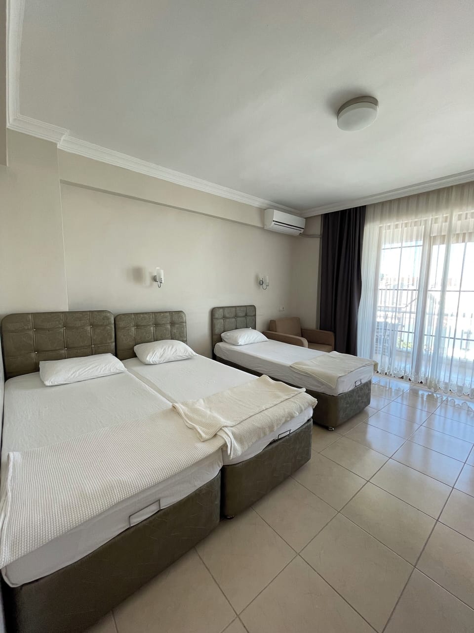 Standard Triple Room | Iron/ironing board, WiFi (free), bed sheets