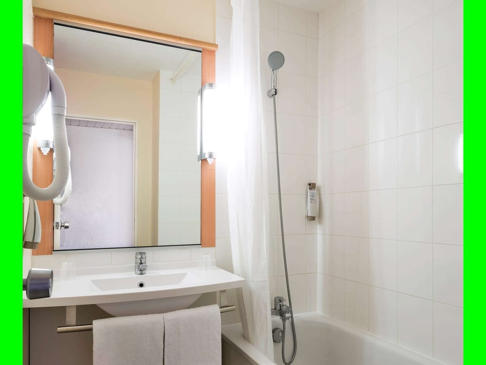 1 bedroom, premium bedding, desk, soundproofing