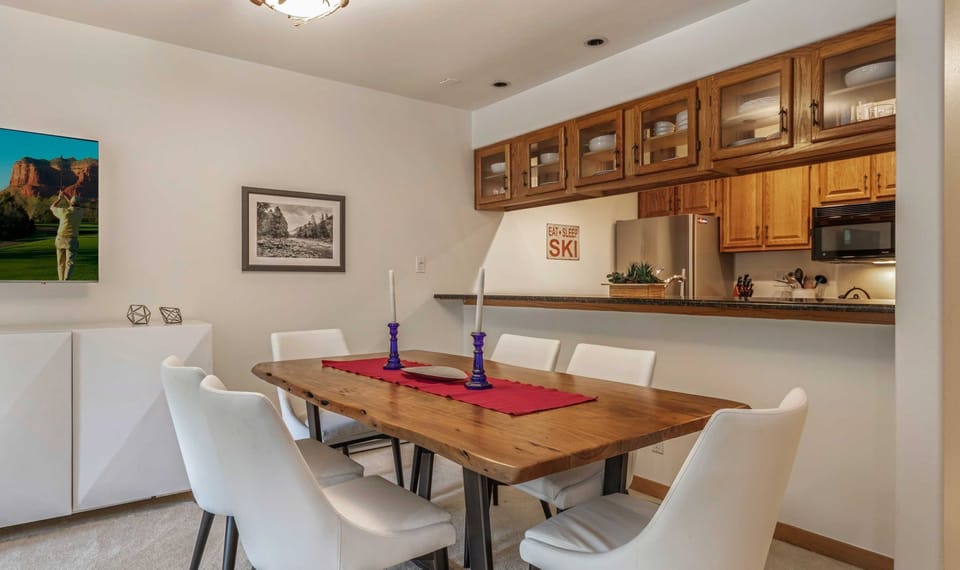 Condo, 2 Bedrooms | Dining