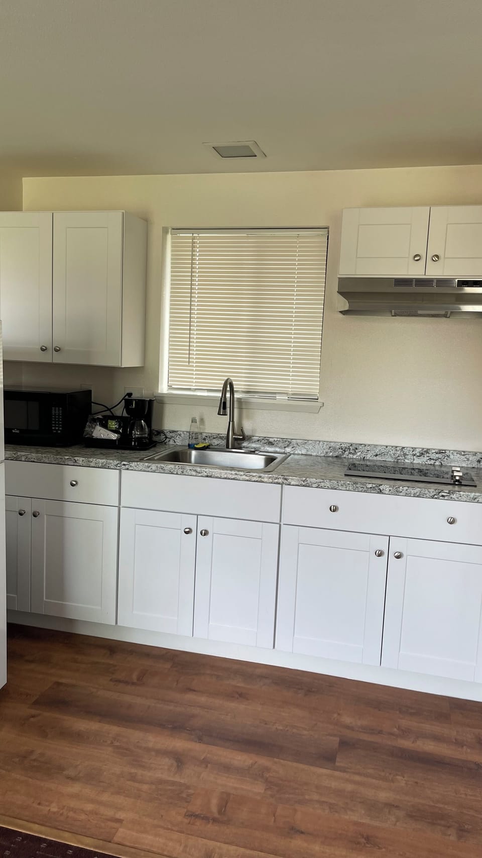 One queen bed non smoking | Private kitchen | Fridge, microwave, coffee/tea maker, cookware/dishes/utensils