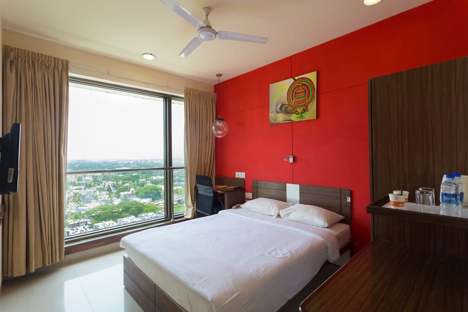Queen Room | Minibar, in-room safe, desk, iron/ironing board