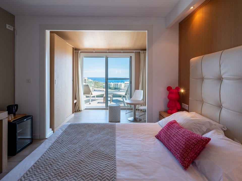 Room L+ sup -Terrasse Vue mer-24 m²- Lit Double / Lits Jumeaux | Individually furnished, desk, soundproofing, iron/ironing board