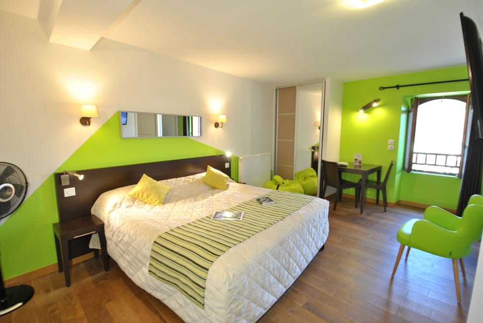 Comfort Double Room | Premium bedding, desk, soundproofing, free WiFi