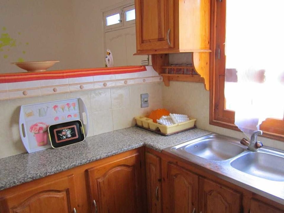 House, 3 Bedrooms | Private kitchen | Fridge, microwave, oven, stovetop