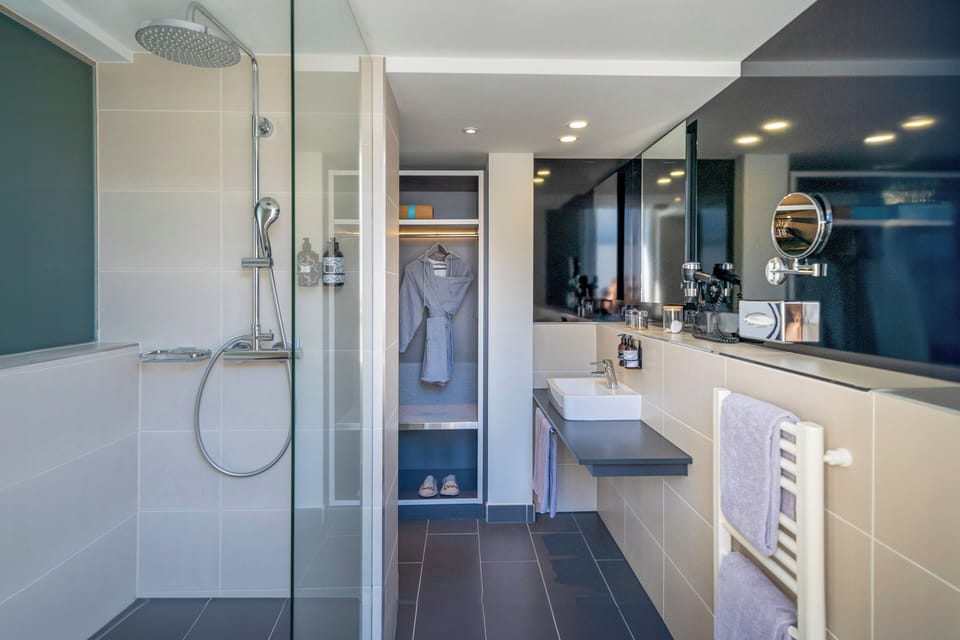 The Innside Premium Room | Bathroom | Eco-friendly toiletries, hair dryer, towels, soap