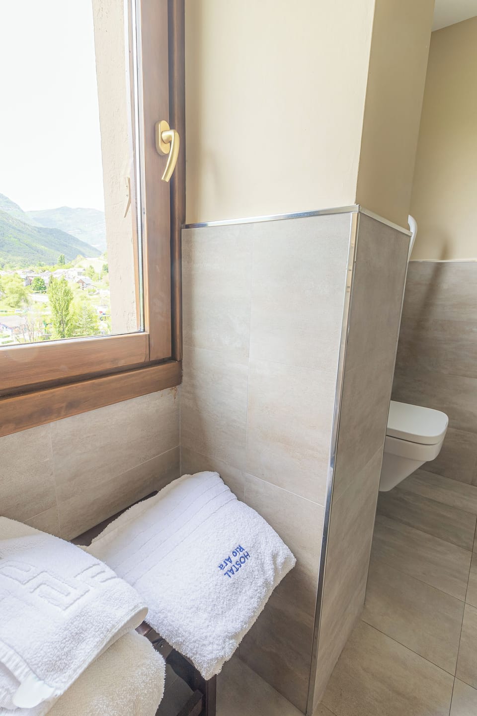 Junior Suite | Bathroom | Shower, hair dryer, towels