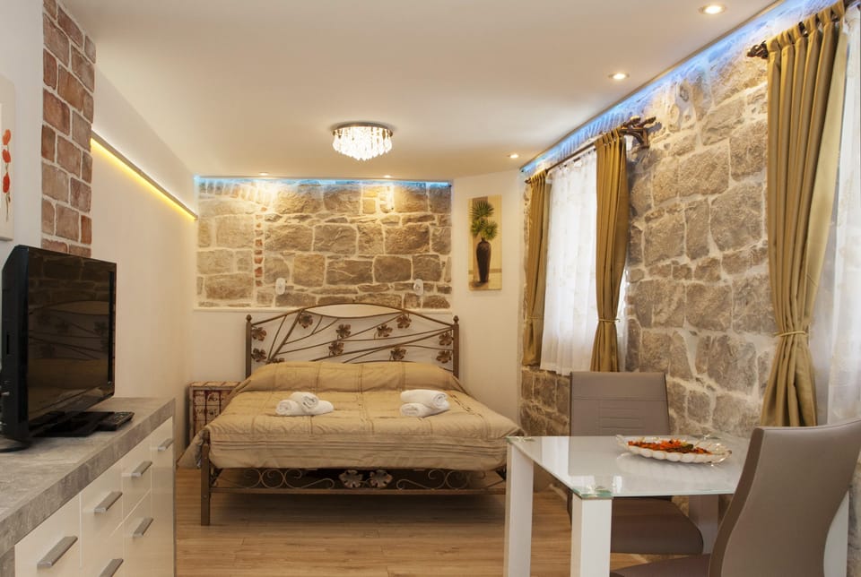 Traditional Double Room, 1 Queen Bed | Cribs (free), WiFi (free), individually decorated