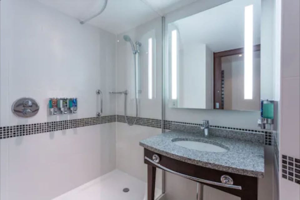 Shower, free toiletries, hair dryer, towels