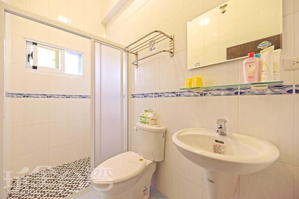 Comfort Triple Room | Bathroom | Shower, hair dryer, slippers, towels