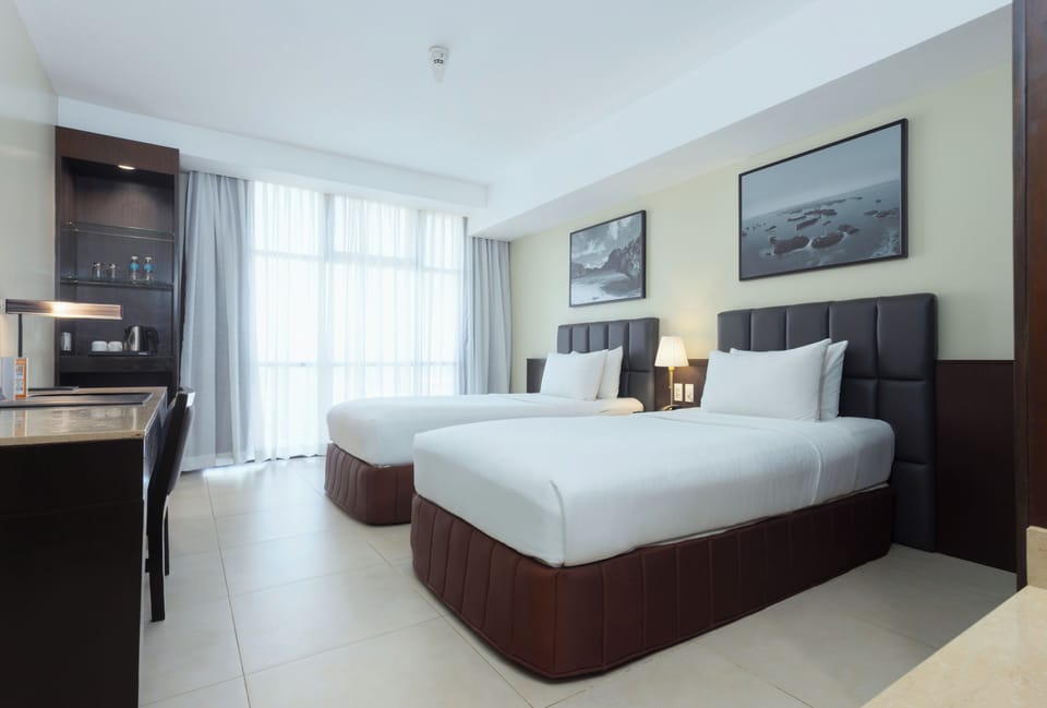Standard Room, 1 Bedroom, Non Smoking | Minibar, in-room safe, desk, blackout drapes