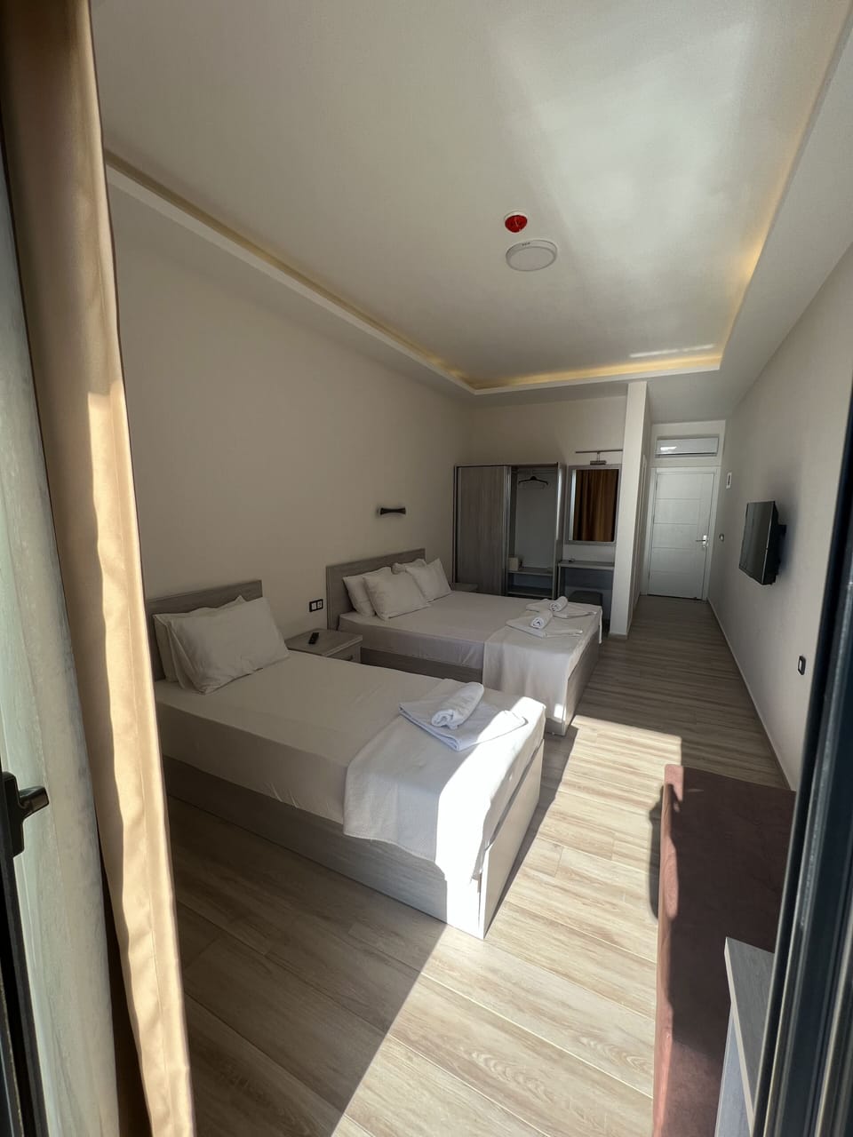 Deluxe Room | In-room safe, individually decorated, laptop workspace, blackout drapes