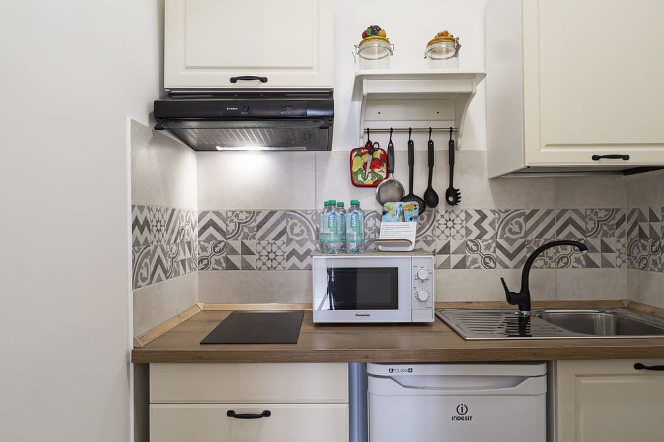 Apartment, 3 Bedrooms | Private kitchenette | Fridge, oven, stovetop, coffee/tea maker