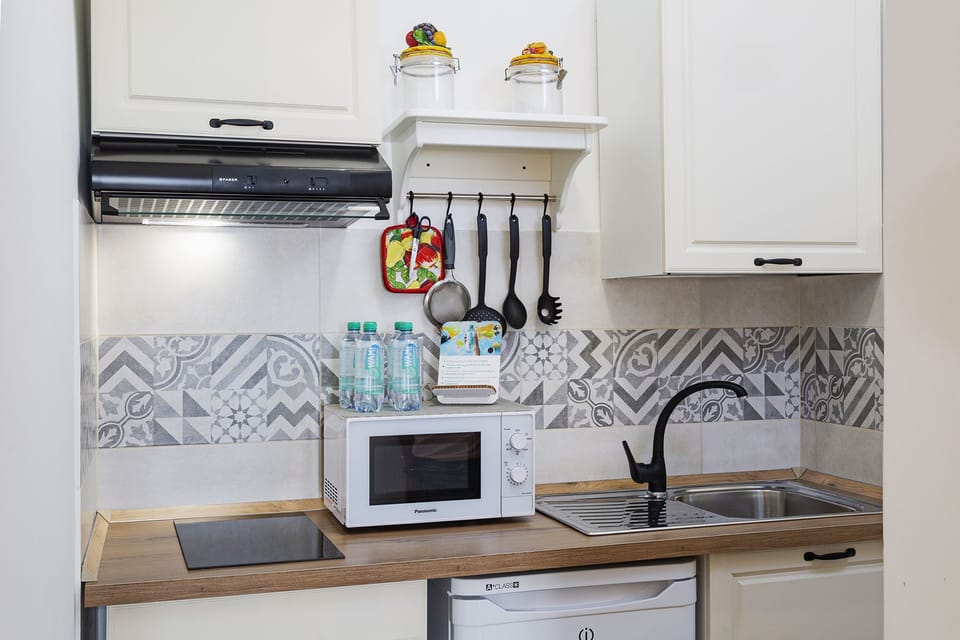 Apartment, 3 Bedrooms | Private kitchenette | Fridge, oven, stovetop, coffee/tea maker