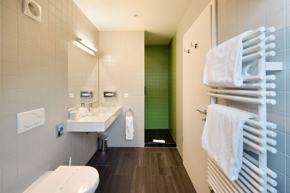 Junior Suite | Bathroom | Free toiletries, hair dryer, towels