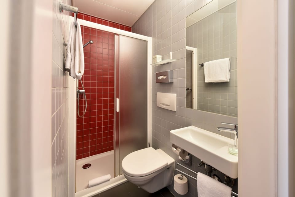 Triple Room | Bathroom | Free toiletries, hair dryer, towels