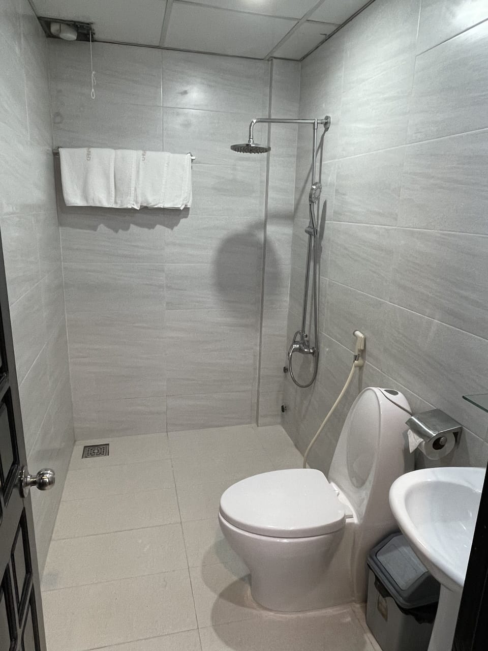 Combined shower/tub, free toiletries, slippers, towels