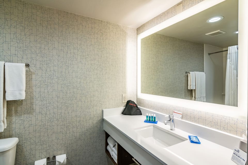 Combined shower/tub, free toiletries, hair dryer, towels